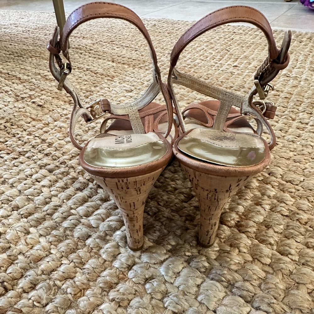 MICHAEL KORS CICELY GOLD MK CHARM TAN LUGGAGE STRAPPY CORK WEDGES I LOVE SHOES - Picture 5 of 6